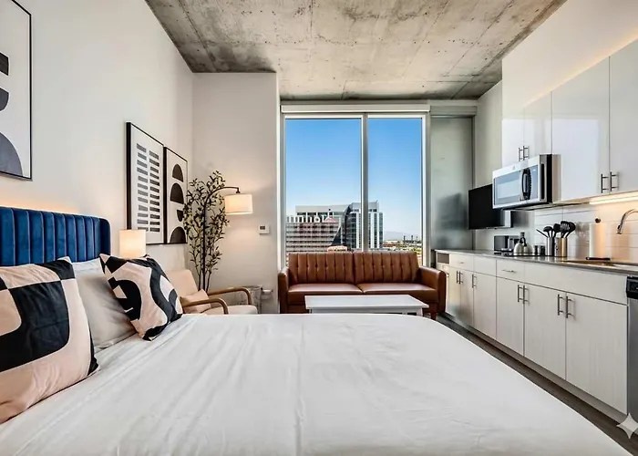 Boulevard Highrise With Sky Pool Access *