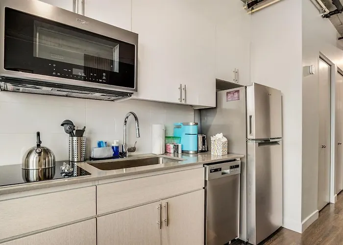 Apartment Boulevard Highrise With Sky Pool Access