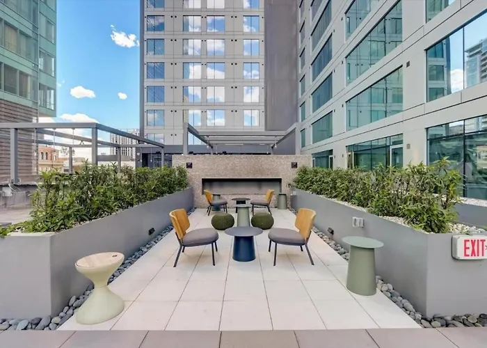 Apartment Boulevard Highrise With Sky Pool Access *