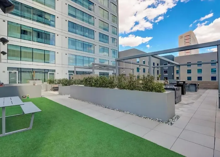 Boulevard Highrise With Sky Pool Access